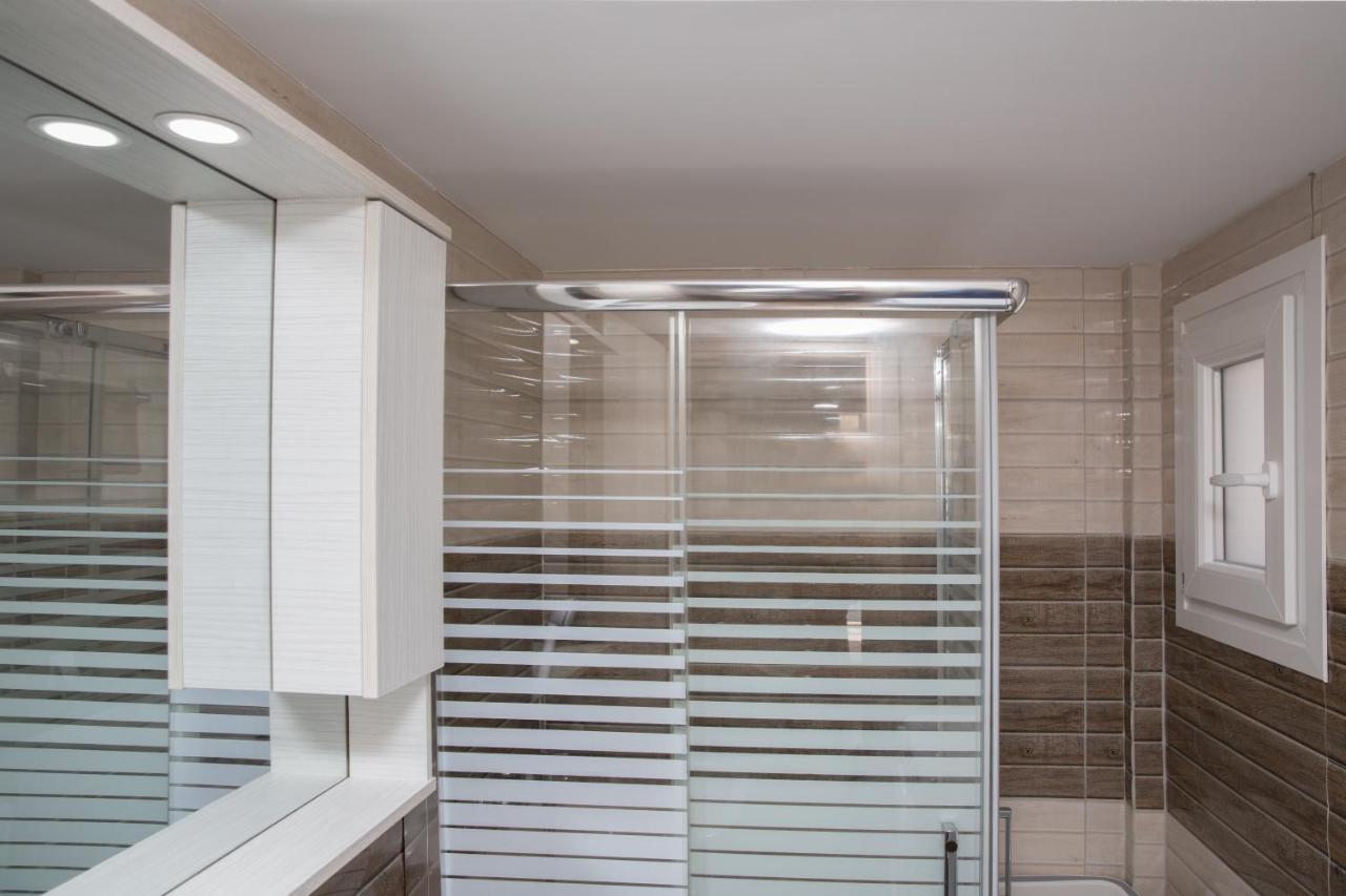 Cosy Apartment With Terrace Near Metro Station Athen Exterior foto