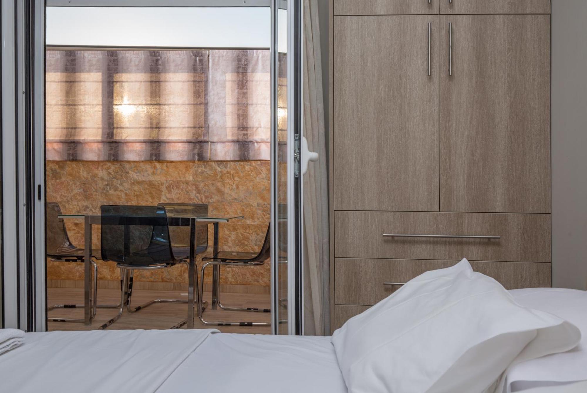 Cosy Apartment With Terrace Near Metro Station Athen Exterior foto